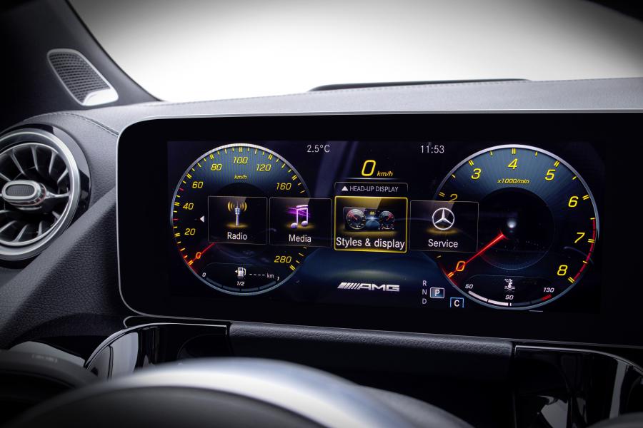 Панель приборов Mercedes-AMG GLA35 4Matic (H247) 2020 года  (WW) (фото 27 из 48)